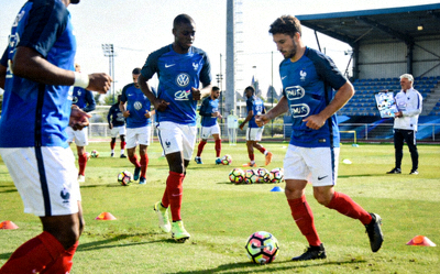 法国国家队训练场景 - 球员在绿茵场上