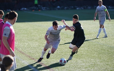 巴西队球员庆祝进球 - 黄色球衣非常醒目